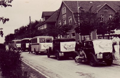 Eigene Reisebusse des Familienbetriebs in den 1930er Jahren